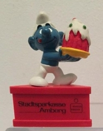 Schtroumpf gourmand avec gâteau