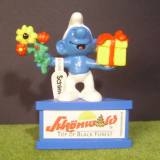 Schtroumpf avec cadeau et fleurs