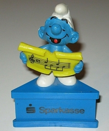 Schtroumpf chanteur avec partition