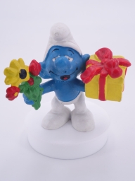 Schtroumpf avec cadeau et fleurs