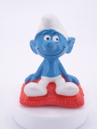 Schtroumpf assis sur un coussin