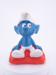 Schtroumpf assis sur un coussin