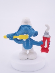 Schtroumpf avec brosse à dents et dentifrice